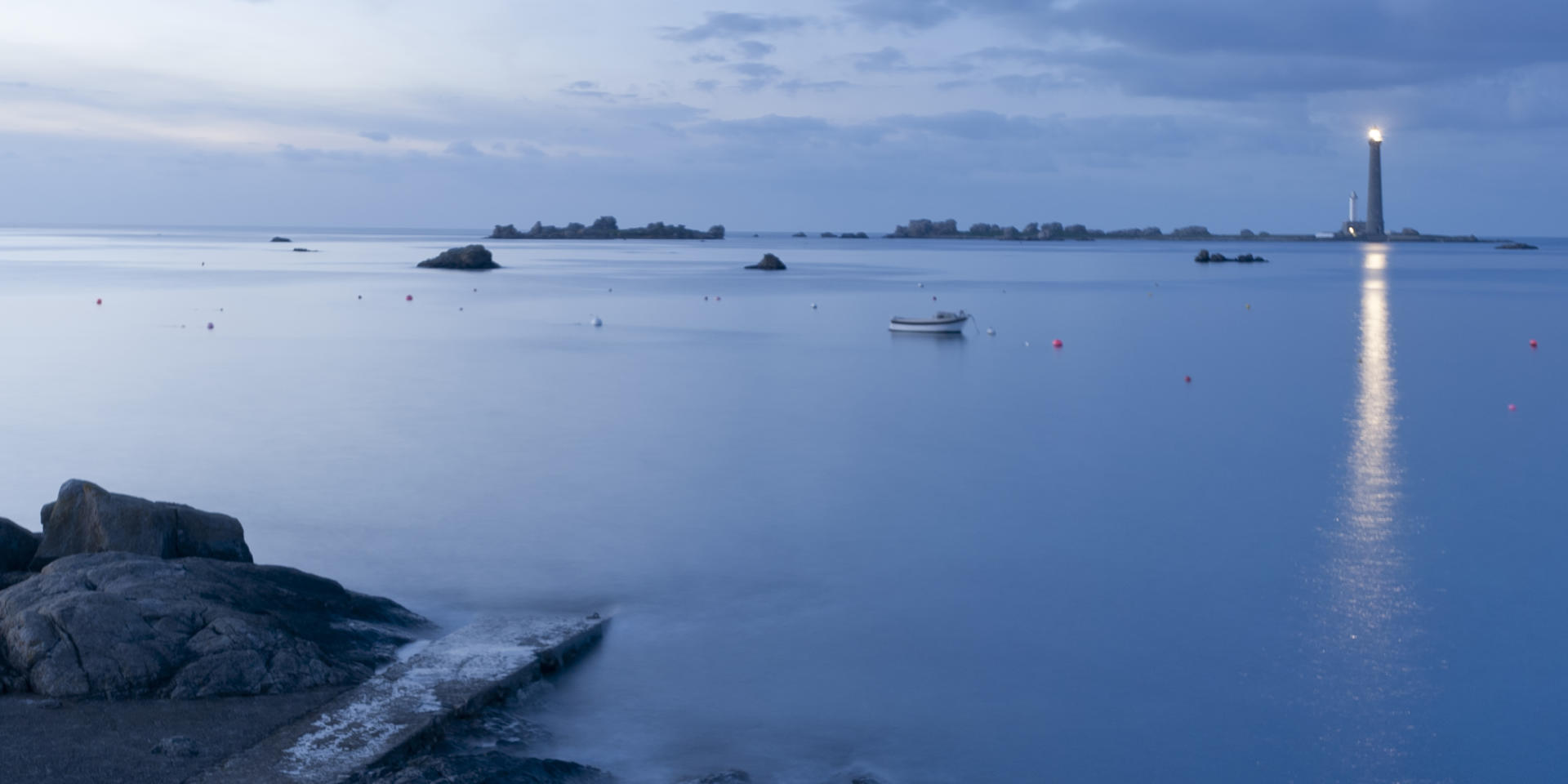 l'île Vierge dans l'archipel de Lilia, le phare de l'île Vierge, le plus haut phare d'Europe d'une hauteur de 82,5 mètres