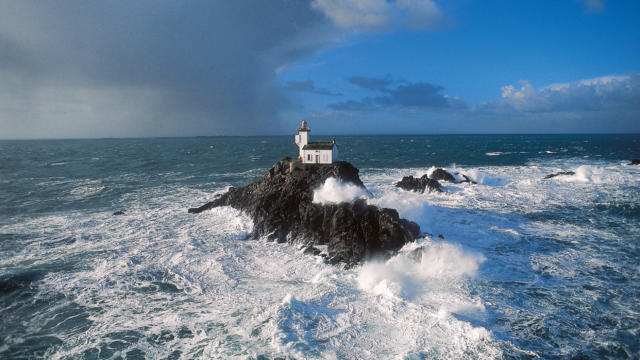Vue aerienne, phare de Tevennec au large de la pointe du Van