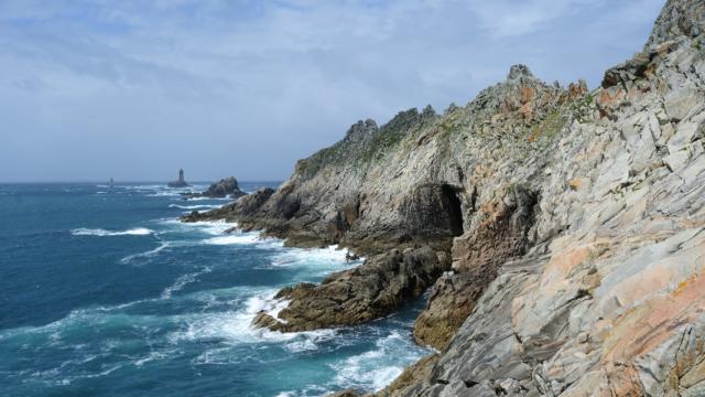 La Pointe du Raz et au loin le Phare de la Vieille