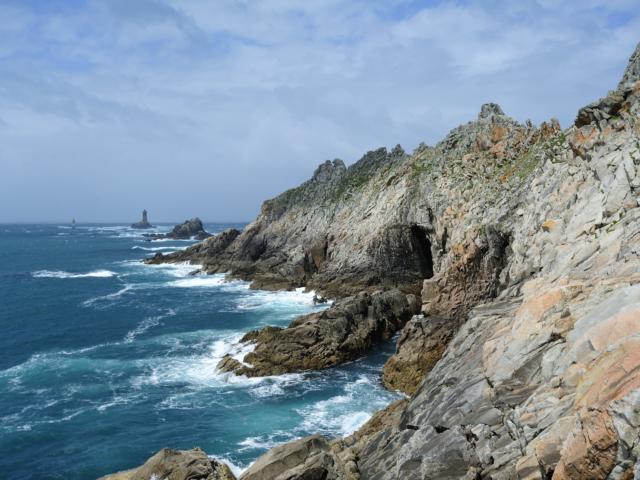 La Pointe du Raz et au loin le Phare de la Vieille