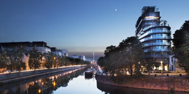 Nuit sur le canal, la Mabilais et l'immeuble Jean Nouvel