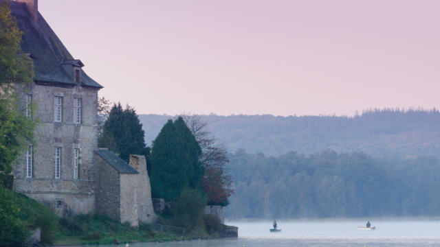 L'étang et abbaye de Paimpont à lever du soleil.