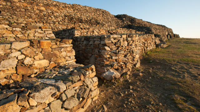 Vue d'ensemble sur le cairn de Barnenez, classé monument historique.