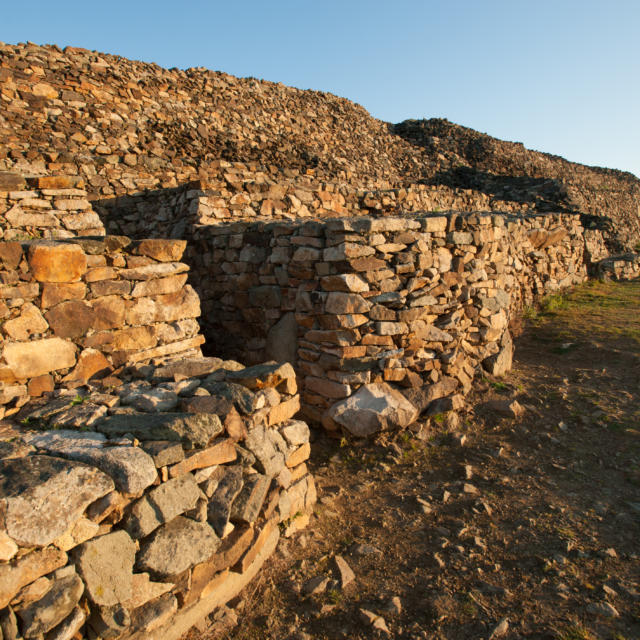 Vue d'ensemble sur le cairn de Barnenez, classé monument historique.