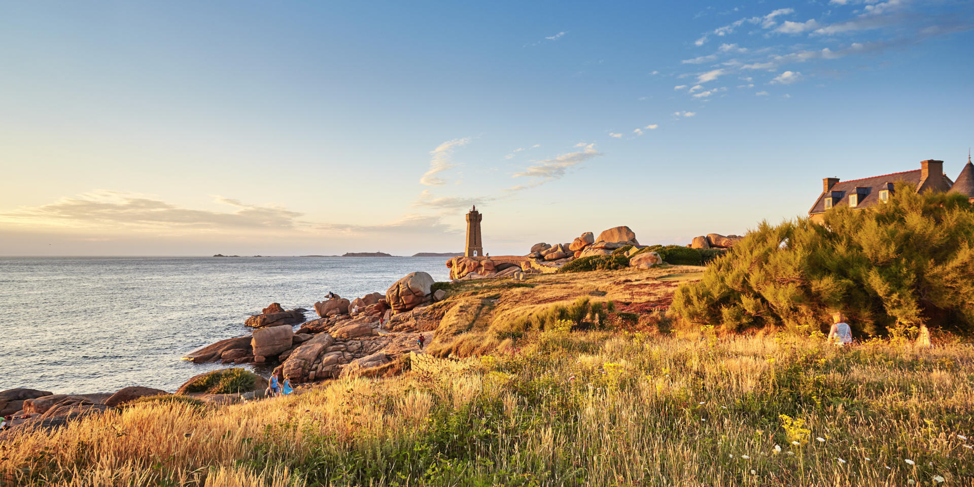 Balade au coucher du soleil, le long de la cote de Granit Rose