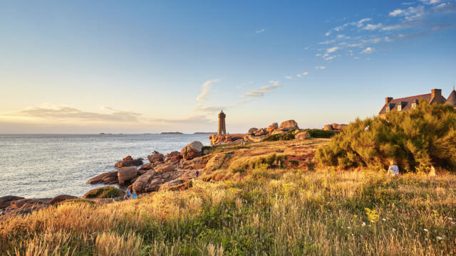 Balade au coucher du soleil, le long de la cote de Granit Rose