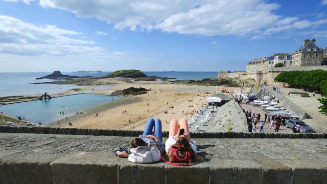 Saint-Malo - Sieste sur les remparts avec une vue imprenable sur le Grand Bé et le Petit Bé