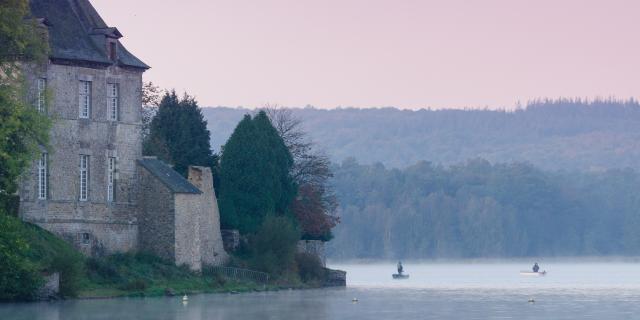 L'étang et abbaye de Paimpont à lever du soleil.