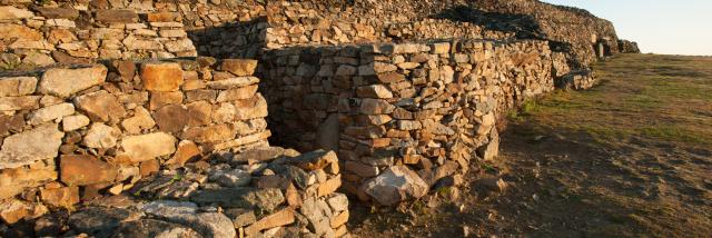Vue d'ensemble sur le cairn de Barnenez, classé monument historique.