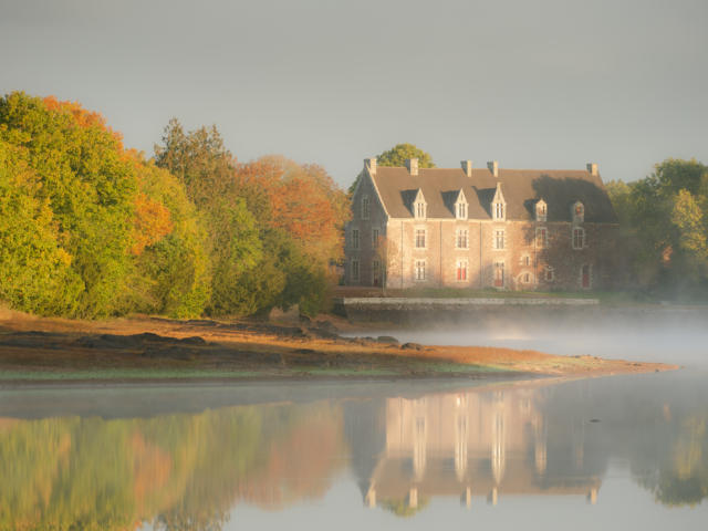 L'étang de Comper, sous ses eaux réside dans un château de cristal la fée Viviane qui offre au roi Arthur la célèbre épée magique Excalibur.
Vue sur le château de Comper à Concoret.