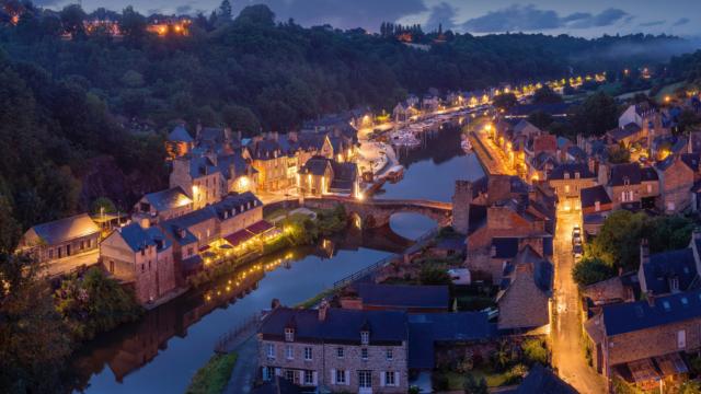 Le port éclairé la nuit