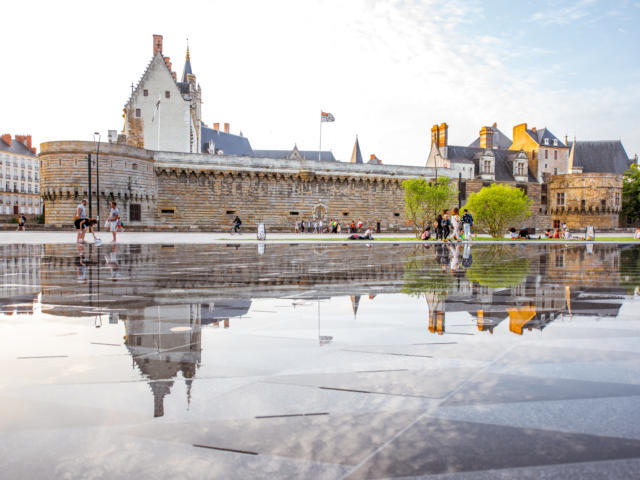 Le miroir d'eau devant le château