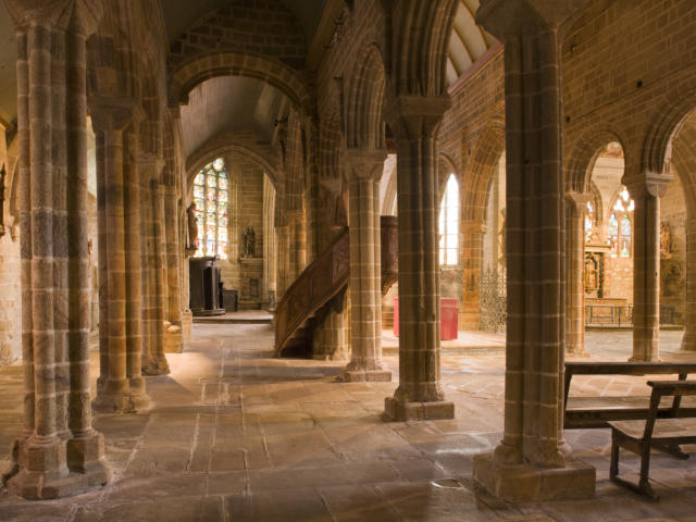 Ambiance a l'interieur de l'egliseFrance, Finistere (29) Pont-Croix, eglise Notre Dame de Roscudon