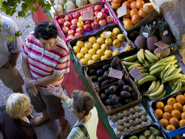 Stand de fruits sous les Halles de Questembert