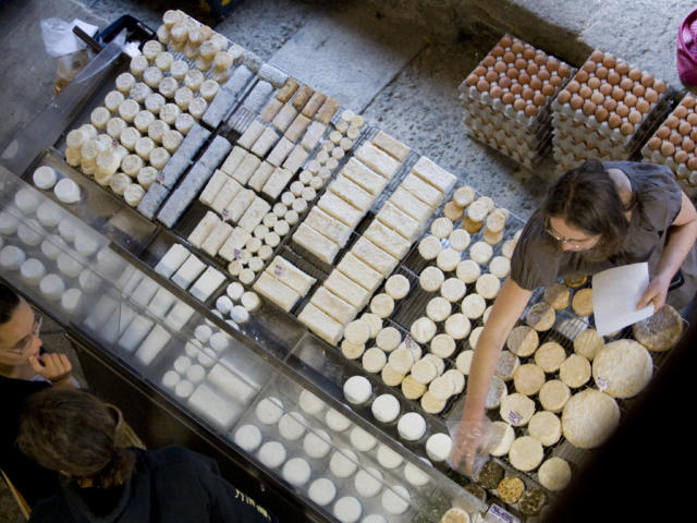 Stand de fromager sous les halles de Questembert