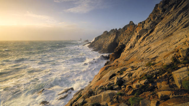 Vue en arriere plan sur le phare de la Vieille de la Pointe du Raz