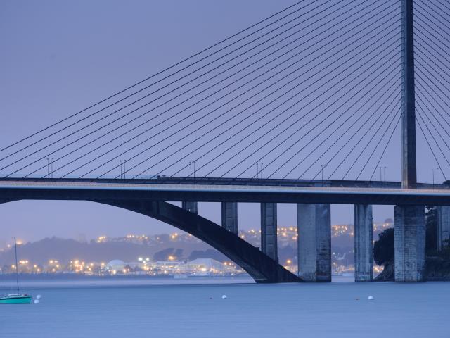 Le pont de l'Iroise marque l'entrée de la rade de Brest de nuit