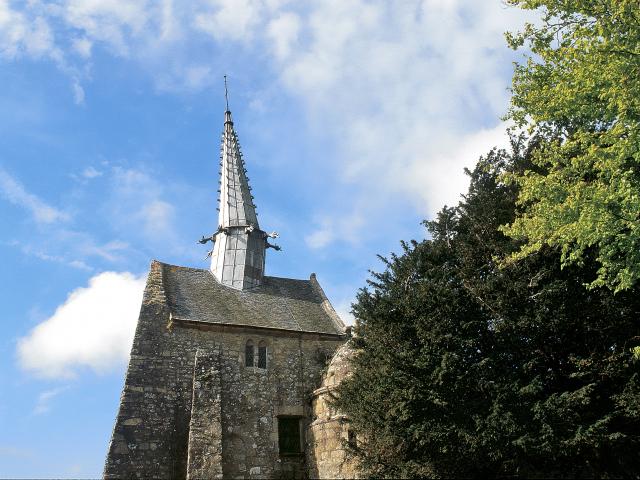Au centre du bourg de Plougrescant, la chapelle classée de Saint-Gonéry