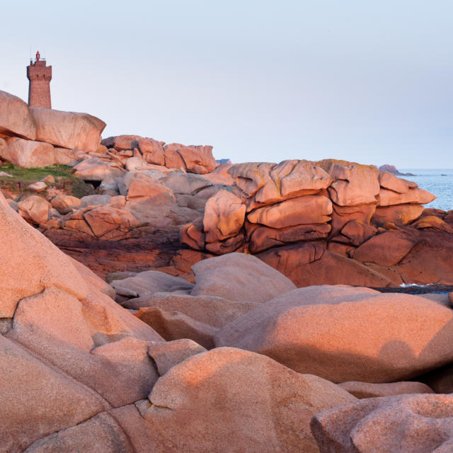 Ploumanac'h au coucher du soleil - Le tour de manche à vélo
En arrière-plan vue sur le phare de Mean Ruz.