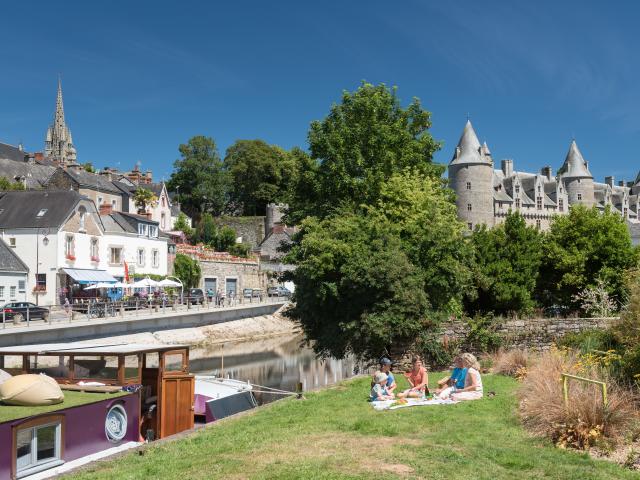 Pique nique au bord du canal - Josselin (juillet 2016)
