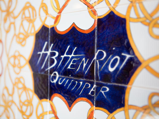 Essayez-vous à la peinture au coeur des ateliers de la faïencerie HB Henriot à Quimper. Une expérience bretonne