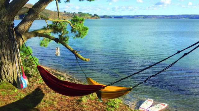 Dormir dans un hamac après le SUP - Logonna Daoulas Locusport