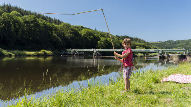 Enfant en train de pêcher - Canal de Nantes à Brest - Port Launay