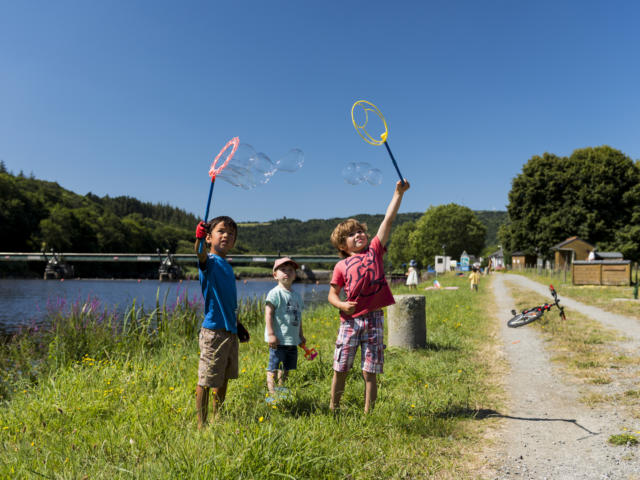 Enfants le long du Canal de Nantes à Brest - Port Launay