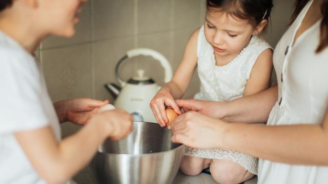 Fabrication de gâteaux en famille