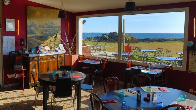 Restaurant - salon de thé - librairie - Le Chenal - Porspoder - salle vue mer