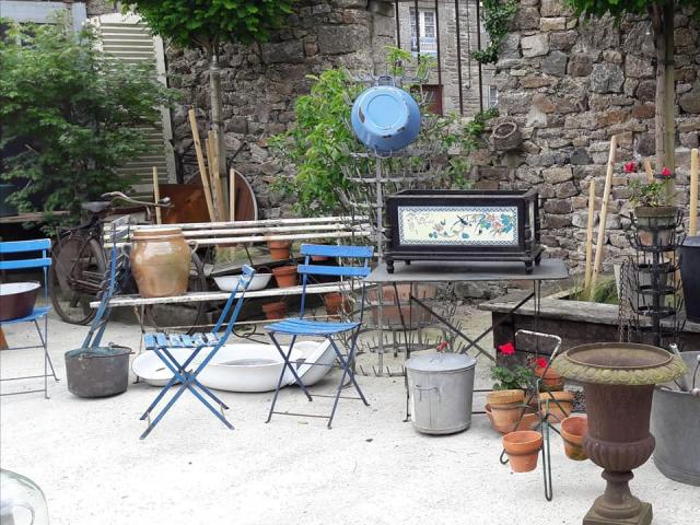 Bulat-Pestivien - Le Ch'ty Coz - La brocante côté cour