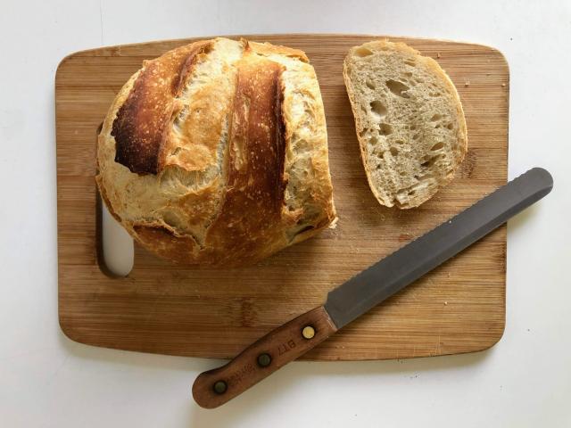 Pain de campagne frais à trancher