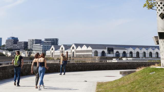 Vue sur les Ateliers des Capucins a Brest