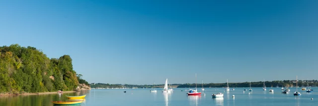 A Langrolay-sur-Rance, promenade en Kayak au bord de la plage du Roue sur la Rance.