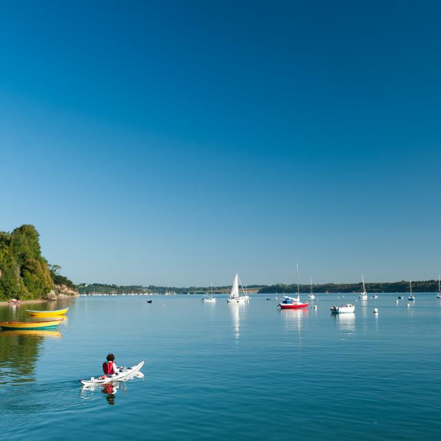 A Langrolay-sur-Rance, promenade en Kayak au bord de la plage du Roue sur la Rance.