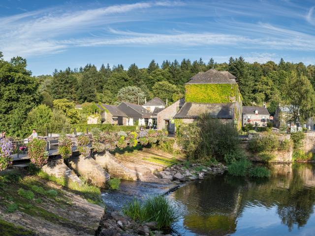 La Gacilly, la Maison Yves Rocher et la rivière l'Aff