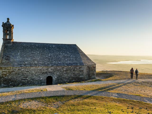 Randonnée au lever du jour, dans le Parc Naturel d'Armorique Régional, vue sur le lac de Brennilis