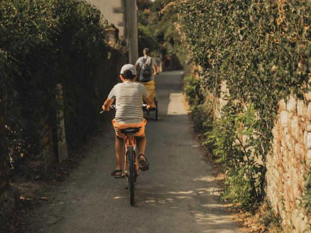 A vélo dans les ruelles de l'Ile aux Moines