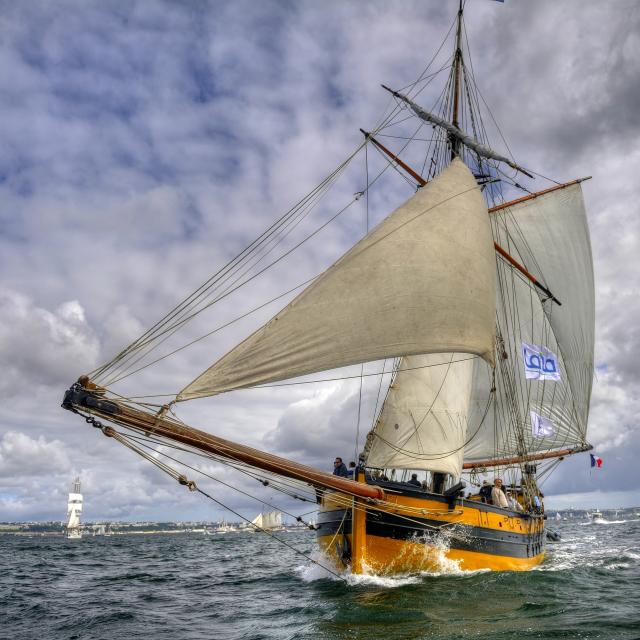 le bateau le Renard navigue sur la mer