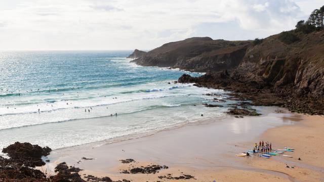 Plouzané - Surfeurs à la plage du Minou