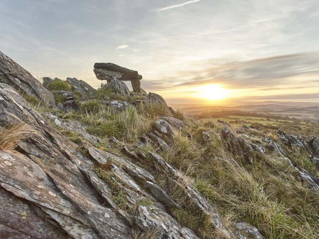 Un des points culminants des Montagnes noires, avec ses 281 m d’altitude, la Roche du Feu, à Gouézec, offre un point de vue extraordinaire sur la vallée de l’Aulne, les monts d’Arrée et la baie de Douarnenez.