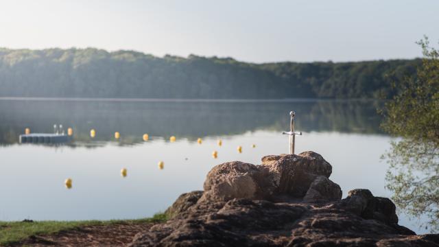 Le lac de Trémelin au lever du soleil et l'épée Excalibur