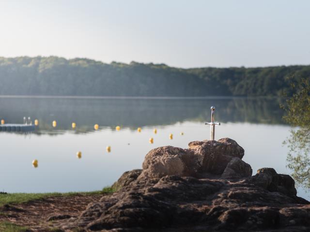Le lac de Trémelin au lever du soleil et l'épée Excalibur