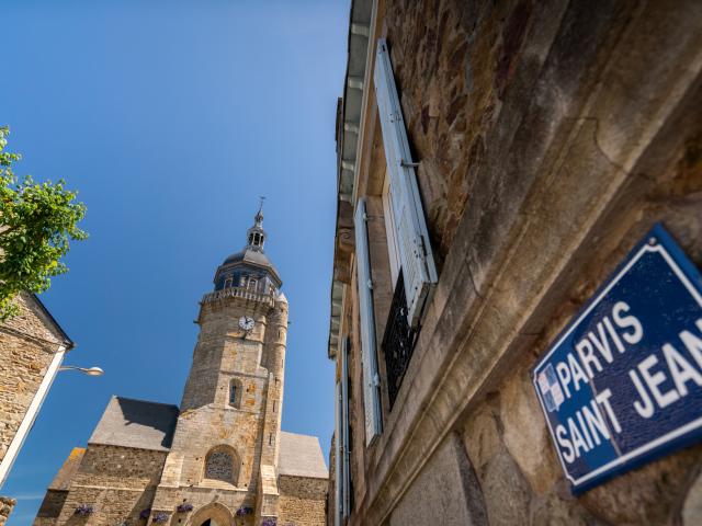 Sur le parvis de l'Eglise Saint-Jean Lamballe