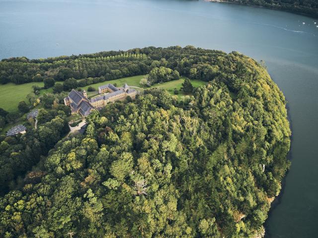 Abbaye Saint-Guénolé, le long de la rivière de l'Aulne