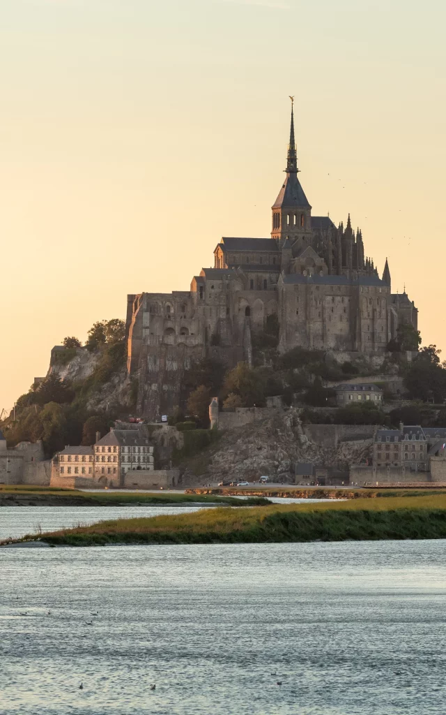 Vue sur le Mont-Saint-Michel en fin de journée au coucher du soleil
