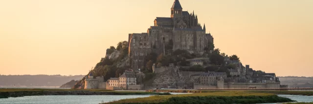 Vue sur le Mont-Saint-Michel en fin de journée au coucher du soleil