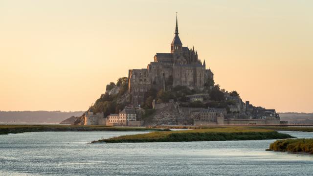 Vue sur le Mont-Saint-Michel en fin de journée au coucher du soleil