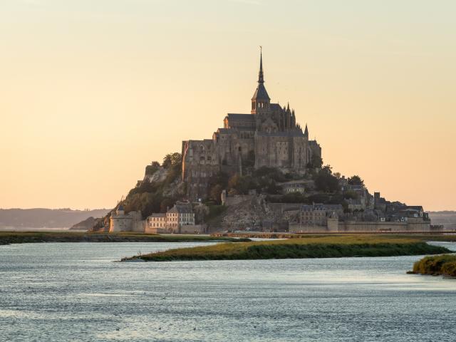 Vue sur le Mont-Saint-Michel en fin de journée au coucher du soleil