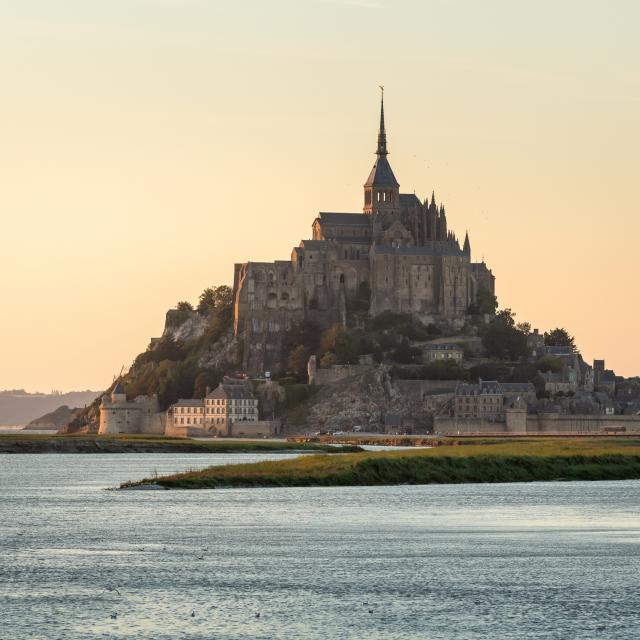 Vue sur le Mont-Saint-Michel en fin de journée au coucher du soleil